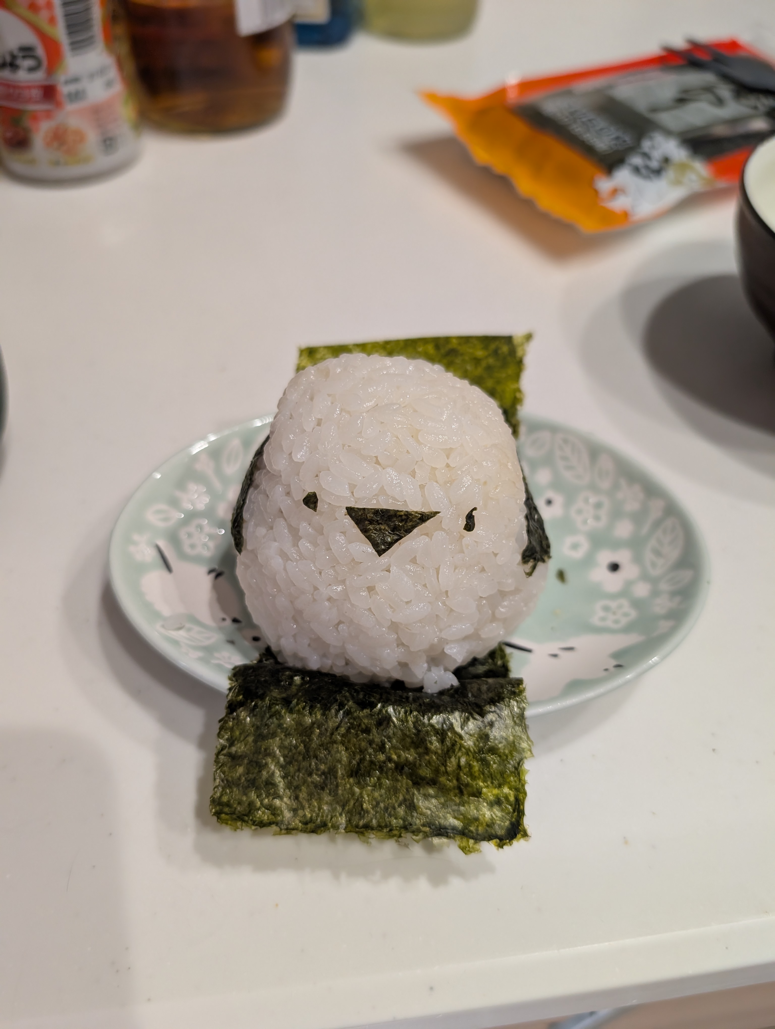 猫の顔を海苔で描いたおにぎり