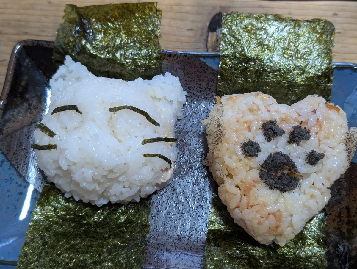 猫型と肉球型の手作りおにぎり